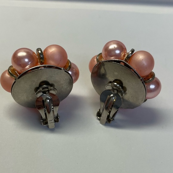 Vintage pink faux pearl clip on earrings! - Picture 2 of 3
